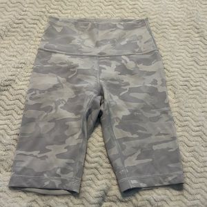 Lululemon Align biker shorts light gray camo 10 inches, size 6